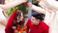 Mempelai wanita mengenakan gaun pernikahan tradisional Tionghoa berwarna merah cerah dengan bordir naga dan burung phoenix, melambangkan keberuntungan serta kebahagiaan. Pakaian ini mencerminkan kekayaan budaya yang diwariskan turun-temurun.