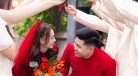 Mempelai wanita mengenakan gaun pernikahan tradisional Tionghoa berwarna merah cerah dengan bordir naga dan burung phoenix, melambangkan keberuntungan serta kebahagiaan. Pakaian ini mencerminkan kekayaan budaya yang diwariskan turun-temurun.