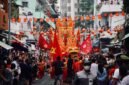 Kemeriahan pawai Cap Go Meh di salah satu kota di Indonesia, menampilkan barongsai yang enerjik dan lampion warna-warni yang menerangi jalan, menjadi simbol akulturasi budaya yang kuat. Perayaan ini selalu menarik perhatian ribuan warga yang antusias untuk menyaksikan tradisi unik tersebut secara langsung setiap tahunnya.