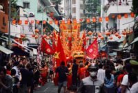 Kemeriahan pawai Cap Go Meh di salah satu kota di Indonesia, menampilkan barongsai yang enerjik dan lampion warna-warni yang menerangi jalan, menjadi simbol akulturasi budaya yang kuat. Perayaan ini selalu menarik perhatian ribuan warga yang antusias untuk menyaksikan tradisi unik tersebut secara langsung setiap tahunnya.