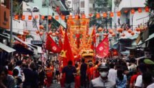 Kemeriahan pawai Cap Go Meh di salah satu kota di Indonesia, menampilkan barongsai yang enerjik dan lampion warna-warni yang menerangi jalan, menjadi simbol akulturasi budaya yang kuat. Perayaan ini selalu menarik perhatian ribuan warga yang antusias untuk menyaksikan tradisi unik tersebut secara langsung setiap tahunnya.