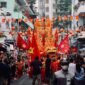 Kemeriahan pawai Cap Go Meh di salah satu kota di Indonesia, menampilkan barongsai yang enerjik dan lampion warna-warni yang menerangi jalan, menjadi simbol akulturasi budaya yang kuat. Perayaan ini selalu menarik perhatian ribuan warga yang antusias untuk menyaksikan tradisi unik tersebut secara langsung setiap tahunnya.