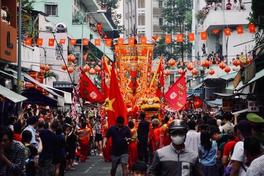 Kemeriahan pawai Cap Go Meh di salah satu kota di Indonesia, menampilkan barongsai yang enerjik dan lampion warna-warni yang menerangi jalan, menjadi simbol akulturasi budaya yang kuat. Perayaan ini selalu menarik perhatian ribuan warga yang antusias untuk menyaksikan tradisi unik tersebut secara langsung setiap tahunnya.