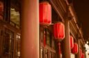 Keluarga besar berkumpul mengenakan pakaian tradisional di tengah dekorasi lampion merah, merayakan Tahun Baru Imlek dengan suka cita dan kehangatan. Momen ini menjadi penanda kuatnya ikatan kekeluargaan dalam tradisi perayaan Imlek.