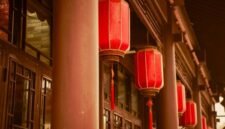 Keluarga besar berkumpul mengenakan pakaian tradisional di tengah dekorasi lampion merah, merayakan Tahun Baru Imlek dengan suka cita dan kehangatan. Momen ini menjadi penanda kuatnya ikatan kekeluargaan dalam tradisi perayaan Imlek.