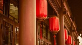 Keluarga besar berkumpul mengenakan pakaian tradisional di tengah dekorasi lampion merah, merayakan Tahun Baru Imlek dengan suka cita dan kehangatan. Momen ini menjadi penanda kuatnya ikatan kekeluargaan dalam tradisi perayaan Imlek.