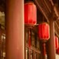 Keluarga besar berkumpul mengenakan pakaian tradisional di tengah dekorasi lampion merah, merayakan Tahun Baru Imlek dengan suka cita dan kehangatan. Momen ini menjadi penanda kuatnya ikatan kekeluargaan dalam tradisi perayaan Imlek.
