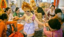 Keluarga besar berkumpul di area pemakaman, menjalankan tradisi sembahyang kubur dengan khidmat, sebuah momen berharga untuk mengenang leluhur dan mempererat tali silaturahmi antar generasi. Aroma dupa dan warna-warni persembahan menghiasi nisan, menciptakan suasana sakral yang penuh kehangatan dan penghormatan.
