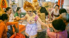 Keluarga besar berkumpul di area pemakaman, menjalankan tradisi sembahyang kubur dengan khidmat, sebuah momen berharga untuk mengenang leluhur dan mempererat tali silaturahmi antar generasi. Aroma dupa dan warna-warni persembahan menghiasi nisan, menciptakan suasana sakral yang penuh kehangatan dan penghormatan.