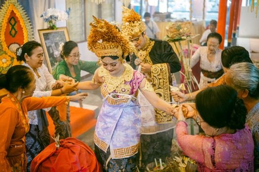 Keluarga besar berkumpul di area pemakaman, menjalankan tradisi sembahyang kubur dengan khidmat, sebuah momen berharga untuk mengenang leluhur dan mempererat tali silaturahmi antar generasi. Aroma dupa dan warna-warni persembahan menghiasi nisan, menciptakan suasana sakral yang penuh kehangatan dan penghormatan.