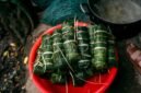 Tumpukan kue keranjang yang lengket dan manis, siap disajikan sebagai simbol harapan baik serta keberuntungan dalam perayaan Tahun Baru Imlek. Hidangan ini merupakan bagian tak terpisahkan dari tradisi Tionghoa, membawa filosofi mendalam tentang kebersamaan dan kemakmuran bagi setiap keluarga.