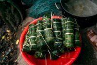Tumpukan kue keranjang yang lengket dan manis, siap disajikan sebagai simbol harapan baik serta keberuntungan dalam perayaan Tahun Baru Imlek. Hidangan ini merupakan bagian tak terpisahkan dari tradisi Tionghoa, membawa filosofi mendalam tentang kebersamaan dan kemakmuran bagi setiap keluarga.