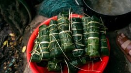 Tumpukan kue keranjang yang lengket dan manis, siap disajikan sebagai simbol harapan baik serta keberuntungan dalam perayaan Tahun Baru Imlek. Hidangan ini merupakan bagian tak terpisahkan dari tradisi Tionghoa, membawa filosofi mendalam tentang kebersamaan dan kemakmuran bagi setiap keluarga.