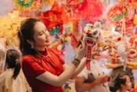 Keluarga Tionghoa berkumpul mengelilingi meja makan penuh hidangan lezat dalam suasana hangat pada malam Tahun Baru Imlek, merayakan kebersamaan dan tradisi yang kaya makna. Setiap hidangan yang tersaji memiliki arti simbolis untuk membawa keberuntungan dan kemakmuran di tahun yang baru.