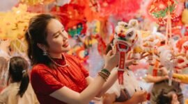 Keluarga Tionghoa berkumpul mengelilingi meja makan penuh hidangan lezat dalam suasana hangat pada malam Tahun Baru Imlek, merayakan kebersamaan dan tradisi yang kaya makna. Setiap hidangan yang tersaji memiliki arti simbolis untuk membawa keberuntungan dan kemakmuran di tahun yang baru.
