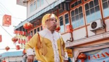 Kemeriahan parade barongsai dan liong yang menjadi salah satu daya tarik utama perayaan Cap Go Meh, memukau ribuan penonton dengan atraksi akrobatik yang penuh semangat. Hidangan lontong Cap Go Meh yang kaya rasa ini juga selalu hadir sebagai simbol kebersamaan dan keberuntungan dalam perayaan penutup Imlek.