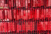Ilustrasi visual yang menampilkan berbagai objek dan simbol dalam nuansa merah, mencerminkan keragaman makna dan pengaruh warna ini di berbagai kebudayaan dan aspek kehidupan. Dari lampion Tiongkok hingga hati yang melambangkan cinta, gambar ini menggambarkan kekuatan universal warna merah.