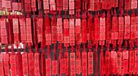 Ilustrasi visual yang menampilkan berbagai objek dan simbol dalam nuansa merah, mencerminkan keragaman makna dan pengaruh warna ini di berbagai kebudayaan dan aspek kehidupan. Dari lampion Tiongkok hingga hati yang melambangkan cinta, gambar ini menggambarkan kekuatan universal warna merah.