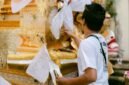 Keluarga Tionghoa membersihkan makam dan mempersiapkan sesaji saat upacara sembahyang kubur, sebuah tradisi turun-temurun yang melambangkan bakti kepada leluhur. Asap dupa dan kertas sembahyang memenuhi udara, menyampaikan doa dan harapan kepada arwah yang telah mendahului.