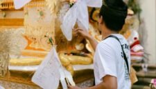 Keluarga Tionghoa membersihkan makam dan mempersiapkan sesaji saat upacara sembahyang kubur, sebuah tradisi turun-temurun yang melambangkan bakti kepada leluhur. Asap dupa dan kertas sembahyang memenuhi udara, menyampaikan doa dan harapan kepada arwah yang telah mendahului.