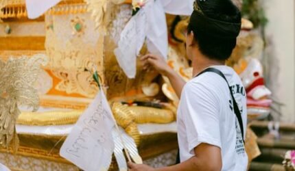 Merawat Akar Tradisi: Kisah Upacara Sembahyang Kubur di Indonesia