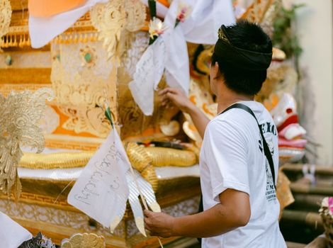 Keluarga Tionghoa membersihkan makam dan mempersiapkan sesaji saat upacara sembahyang kubur, sebuah tradisi turun-temurun yang melambangkan bakti kepada leluhur. Asap dupa dan kertas sembahyang memenuhi udara, menyampaikan doa dan harapan kepada arwah yang telah mendahului.