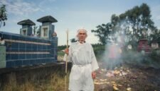Keluarga-kelarga yang khusyuk menyiapkan persembahan di makam leluhur di San Diego Hills, sebuah pemandangan yang memperlihatkan kuatnya tradisi sembahyang kubur di tengah masyarakat modern Indonesia. Asap dupa mengepul membawa doa dan harapan, melambangkan ikatan spiritual yang tak terputus antar generasi.