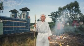 Keluarga-kelarga yang khusyuk menyiapkan persembahan di makam leluhur di San Diego Hills, sebuah pemandangan yang memperlihatkan kuatnya tradisi sembahyang kubur di tengah masyarakat modern Indonesia. Asap dupa mengepul membawa doa dan harapan, melambangkan ikatan spiritual yang tak terputus antar generasi.