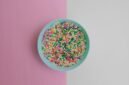 Hidangan Peranakan seperti Laksa Nyonya ini bukan sekadar makanan, melainkan cerminan akulturasi budaya yang kaya, memadukan cita rasa oriental dan rempah lokal menjadi harmoni yang memanjakan lidah. Setiap porsi mengisahkan perjalanan panjang sebuah warisan yang tak lekang oleh waktu.