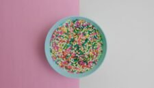 Hidangan Peranakan seperti Laksa Nyonya ini bukan sekadar makanan, melainkan cerminan akulturasi budaya yang kaya, memadukan cita rasa oriental dan rempah lokal menjadi harmoni yang memanjakan lidah. Setiap porsi mengisahkan perjalanan panjang sebuah warisan yang tak lekang oleh waktu.