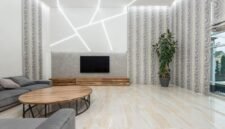 Sebuah ruang tamu minimalis modern yang menerapkan prinsip Feng Shui dengan penempatan tanaman hijau untuk mengalirkan energi positif dan menciptakan suasana harmonis. Penataan yang cermat ini dapat meningkatkan kualitas hidup penghuninya.