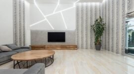 Sebuah ruang tamu minimalis modern yang menerapkan prinsip Feng Shui dengan penempatan tanaman hijau untuk mengalirkan energi positif dan menciptakan suasana harmonis. Penataan yang cermat ini dapat meningkatkan kualitas hidup penghuninya.