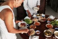 Berbagai hidangan Peranakan tersaji di meja, memperlihatkan kekayaan warna dan kelezatan yang menggugah selera, hasil perpaduan budaya Tionghoa dan Melayu yang harmonis. Setiap piring menceritakan kisah panjang akulturasi yang melahirkan cita rasa khas Nusantara.