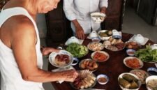 Berbagai hidangan Peranakan tersaji di meja, memperlihatkan kekayaan warna dan kelezatan yang menggugah selera, hasil perpaduan budaya Tionghoa dan Melayu yang harmonis. Setiap piring menceritakan kisah panjang akulturasi yang melahirkan cita rasa khas Nusantara.