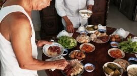Berbagai hidangan Peranakan tersaji di meja, memperlihatkan kekayaan warna dan kelezatan yang menggugah selera, hasil perpaduan budaya Tionghoa dan Melayu yang harmonis. Setiap piring menceritakan kisah panjang akulturasi yang melahirkan cita rasa khas Nusantara.