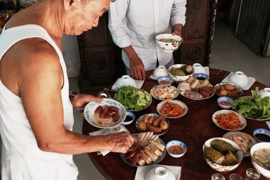 Berbagai hidangan Peranakan tersaji di meja, memperlihatkan kekayaan warna dan kelezatan yang menggugah selera, hasil perpaduan budaya Tionghoa dan Melayu yang harmonis. Setiap piring menceritakan kisah panjang akulturasi yang melahirkan cita rasa khas Nusantara.