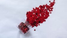 Potret seorang wanita mengenakan blazer merah cerah yang menawan, menunjukkan bagaimana warna merah dapat memancarkan aura kepercayaan diri dan gaya yang kuat. Warna ini tidak hanya menarik perhatian, tetapi juga menjadi pernyataan visual yang berani dalam berbusana.