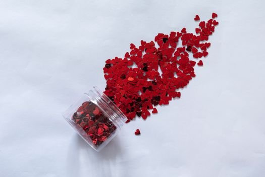 Potret seorang wanita mengenakan blazer merah cerah yang menawan, menunjukkan bagaimana warna merah dapat memancarkan aura kepercayaan diri dan gaya yang kuat. Warna ini tidak hanya menarik perhatian, tetapi juga menjadi pernyataan visual yang berani dalam berbusana.
