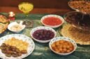 Hidangan Peranakan yang kaya warna dan rempah tersaji indah, menampilkan perpaduan harmonis antara budaya Tionghoa dan Melayu. Setiap sajian memancarkan keunikan rasa dan cerita sejarah panjang akulturasi di Nusantara.