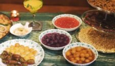 Hidangan Peranakan yang kaya warna dan rempah tersaji indah, menampilkan perpaduan harmonis antara budaya Tionghoa dan Melayu. Setiap sajian memancarkan keunikan rasa dan cerita sejarah panjang akulturasi di Nusantara.