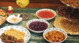 Hidangan Peranakan yang kaya warna dan rempah tersaji indah, menampilkan perpaduan harmonis antara budaya Tionghoa dan Melayu. Setiap sajian memancarkan keunikan rasa dan cerita sejarah panjang akulturasi di Nusantara.