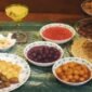 Hidangan Peranakan yang kaya warna dan rempah tersaji indah, menampilkan perpaduan harmonis antara budaya Tionghoa dan Melayu. Setiap sajian memancarkan keunikan rasa dan cerita sejarah panjang akulturasi di Nusantara.