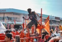 Keramaian perayaan Cap Go Meh di Indonesia, dengan lampion merah dan barongsai yang menari, menciptakan suasana magis yang menyatukan berbagai lapisan masyarakat dalam kegembiraan. Perayaan ini selalu menjadi daya tarik yang menunjukkan kekayaan budaya dan kerukunan di tanah air.