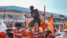 Keramaian perayaan Cap Go Meh di Indonesia, dengan lampion merah dan barongsai yang menari, menciptakan suasana magis yang menyatukan berbagai lapisan masyarakat dalam kegembiraan. Perayaan ini selalu menjadi daya tarik yang menunjukkan kekayaan budaya dan kerukunan di tanah air.
