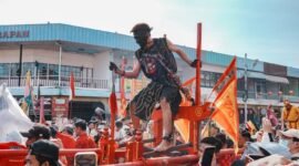 Keramaian perayaan Cap Go Meh di Indonesia, dengan lampion merah dan barongsai yang menari, menciptakan suasana magis yang menyatukan berbagai lapisan masyarakat dalam kegembiraan. Perayaan ini selalu menjadi daya tarik yang menunjukkan kekayaan budaya dan kerukunan di tanah air.