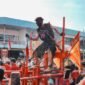 Keramaian perayaan Cap Go Meh di Indonesia, dengan lampion merah dan barongsai yang menari, menciptakan suasana magis yang menyatukan berbagai lapisan masyarakat dalam kegembiraan. Perayaan ini selalu menjadi daya tarik yang menunjukkan kekayaan budaya dan kerukunan di tanah air.