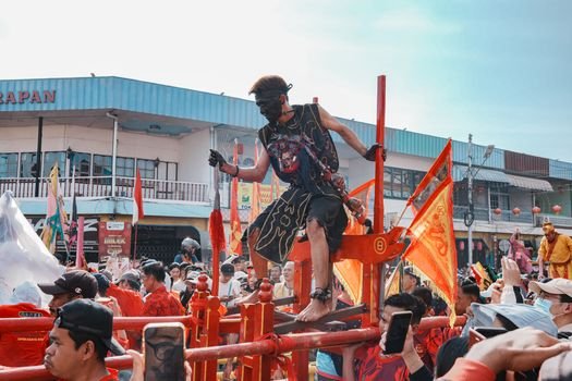 Keramaian perayaan Cap Go Meh di Indonesia, dengan lampion merah dan barongsai yang menari, menciptakan suasana magis yang menyatukan berbagai lapisan masyarakat dalam kegembiraan. Perayaan ini selalu menjadi daya tarik yang menunjukkan kekayaan budaya dan kerukunan di tanah air.