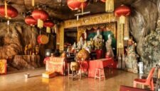 Keluarga Tionghoa berkumpul di makam leluhur, dengan aneka persembahan makanan dan dupa, sebagai bagian dari tradisi sembahyang kubur yang sarat makna. Mereka berdoa bersama, mengenang dan menghormati para leluhur yang telah berpulang, memperkuat ikatan batin lintas generasi.
