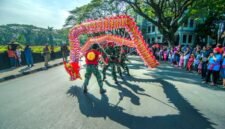 Ribuan lampion merah menyala menghiasi langit malam, menciptakan pemandangan spektakuler selama perayaan Cap Go Meh yang meriah di salah satu kota di Indonesia. Perayaan ini menjadi simbol keberuntungan dan kebersamaan, menarik perhatian wisatawan dan masyarakat lokal untuk turut serta dalam suka cita.