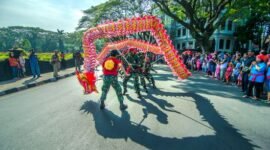 Ribuan lampion merah menyala menghiasi langit malam, menciptakan pemandangan spektakuler selama perayaan Cap Go Meh yang meriah di salah satu kota di Indonesia. Perayaan ini menjadi simbol keberuntungan dan kebersamaan, menarik perhatian wisatawan dan masyarakat lokal untuk turut serta dalam suka cita.